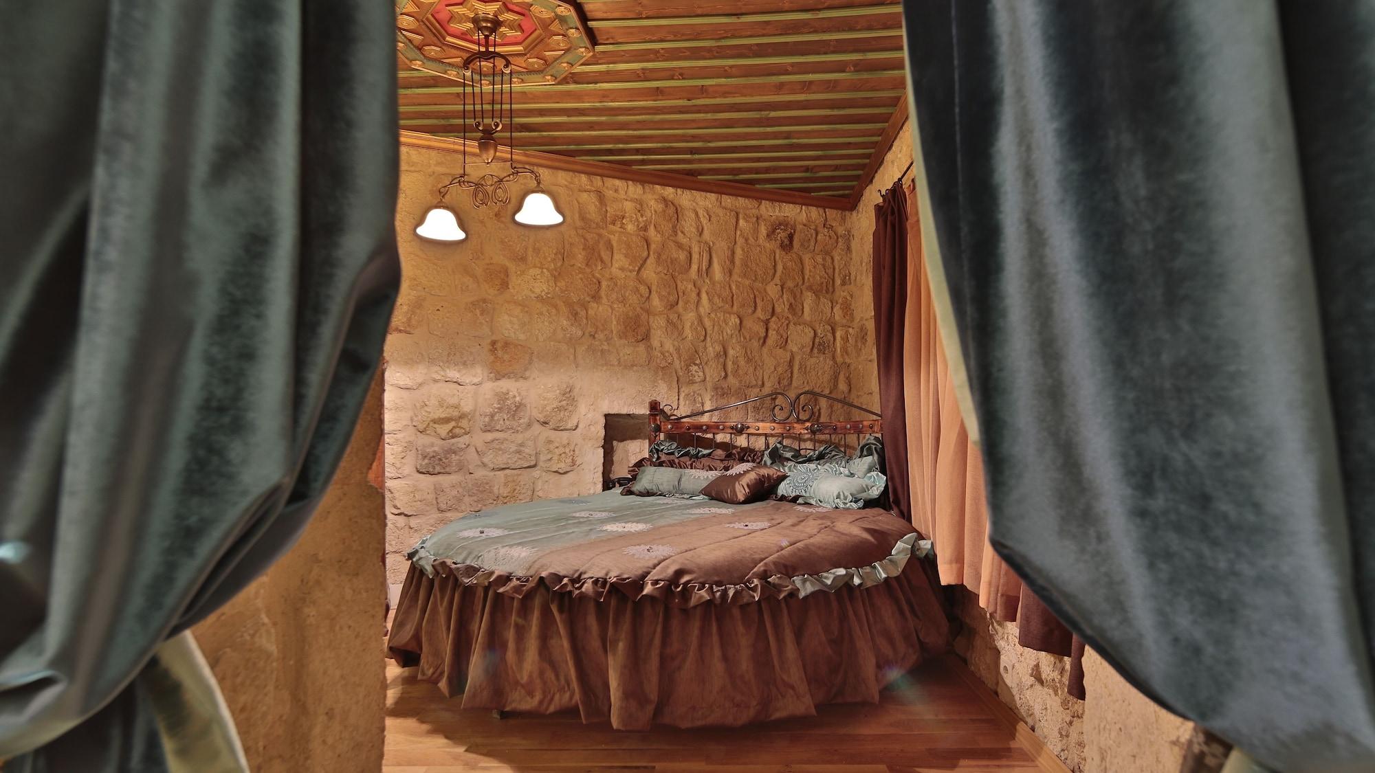 Golden Cave Suites Юргюп Екстериор снимка